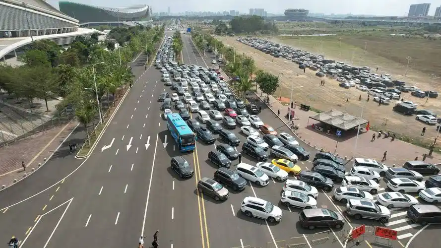 需要从新海港乘坐渡轮过海的车辆在五源河体育场停车场处等待进港