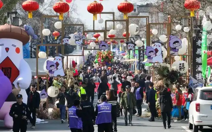 67江苏洪泽蒋坝螺蛳市集启幕数万游客共享美食盛宴