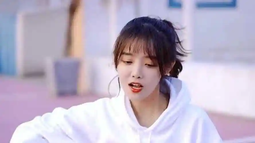 兔子牙翻唱《偏爱》太好听,我知道会有一个人,为你爬上月亮!