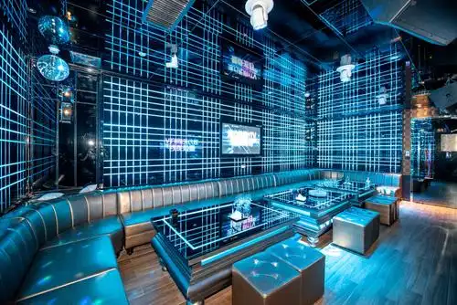 劲爆!现实中的赛博朋克版ktv,它来了!-第一商业网