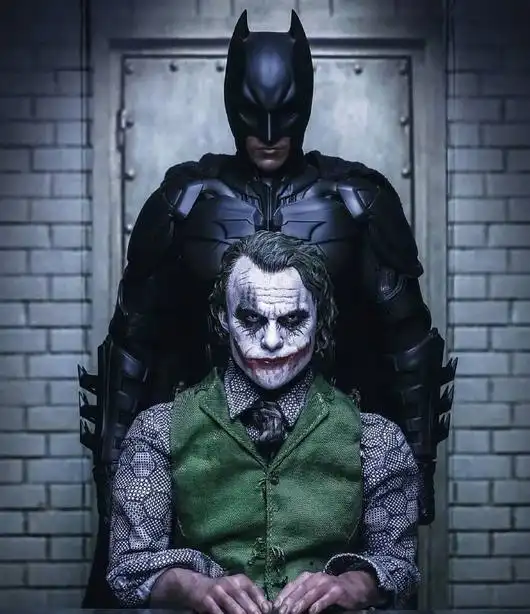 蝙蝠侠《黑暗骑士》三部曲中希斯·莱杰的小丑几乎有一个起源故事