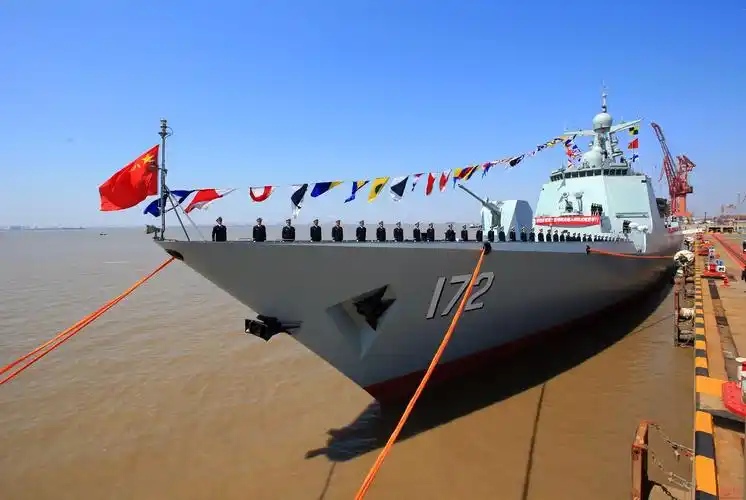 型,055型导弹驱逐舰就是在052d型导弹驱逐舰的技术基础上继续发展的新