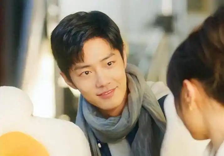 肖战《骄阳伴我》争议:收入5000没房车,爱上大10岁的分手女子?