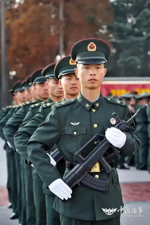 【致新兵】东部战区陆军新兵开始授衔啦!快看他们戴上军衔的样子