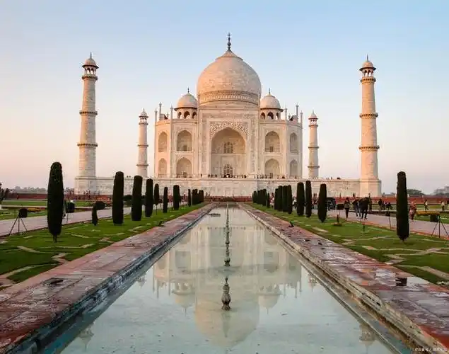 泰姬陵是世界上最著名的建筑之一,位于印度北部的阿格拉市,是一座宏伟