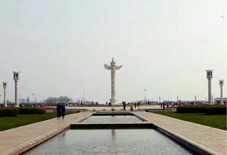 巜徏步大连星海广场》