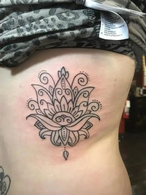 极简线条纹身女生侧腰上黑色的梵花纹身图片