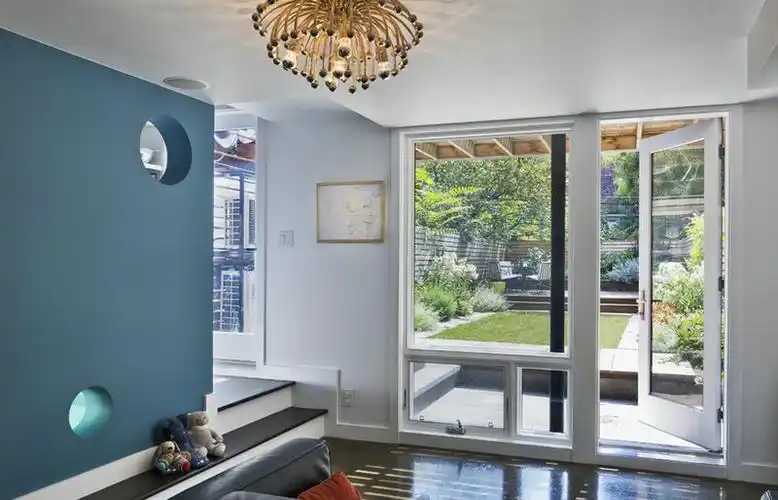 大落地窗阳台改成小客厅装修效果图