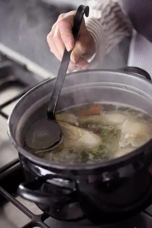 在广东,要是女朋友的妈妈邀请你喝汤,就相当于认定了你做女婿~  图