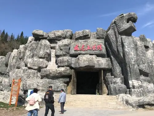 威虎山全名叫威虎山国家森林公园,距牡丹江市25公里,现代京剧