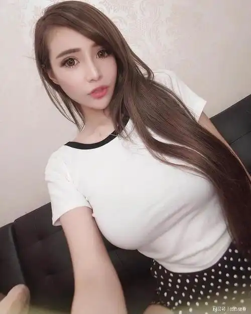 g罩杯姐姐身材曲线迷人想要拥有同款初恋的感觉真好