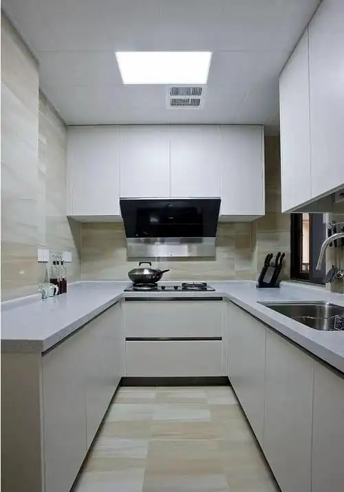 厨房通铺暖色瓷砖,搭配白色简约款橱柜,u型布局提高空间使用率