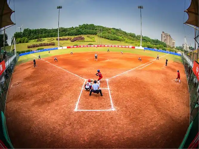 《红土地上的较量》第十三届全国运动会垒球预赛