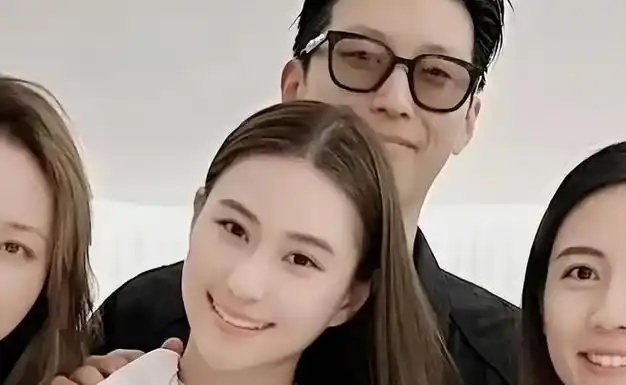 何超莲晒33岁生日照,老公窦骁成最大显眼包!甜搭妻子肩膀超恩爱