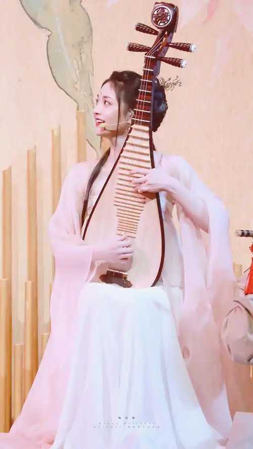 周洁琼古装弹琵琶