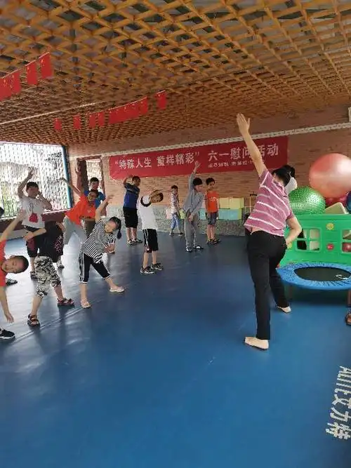 张校长赤脚上阵上课!