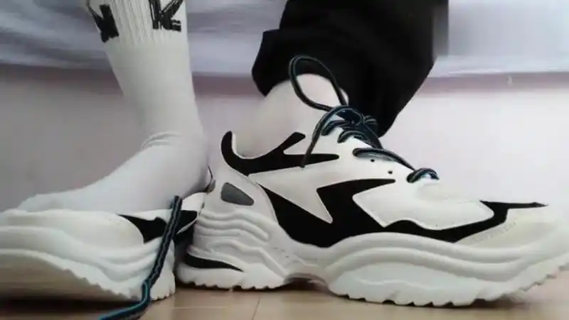 b>白袜男生 /b>脱鞋