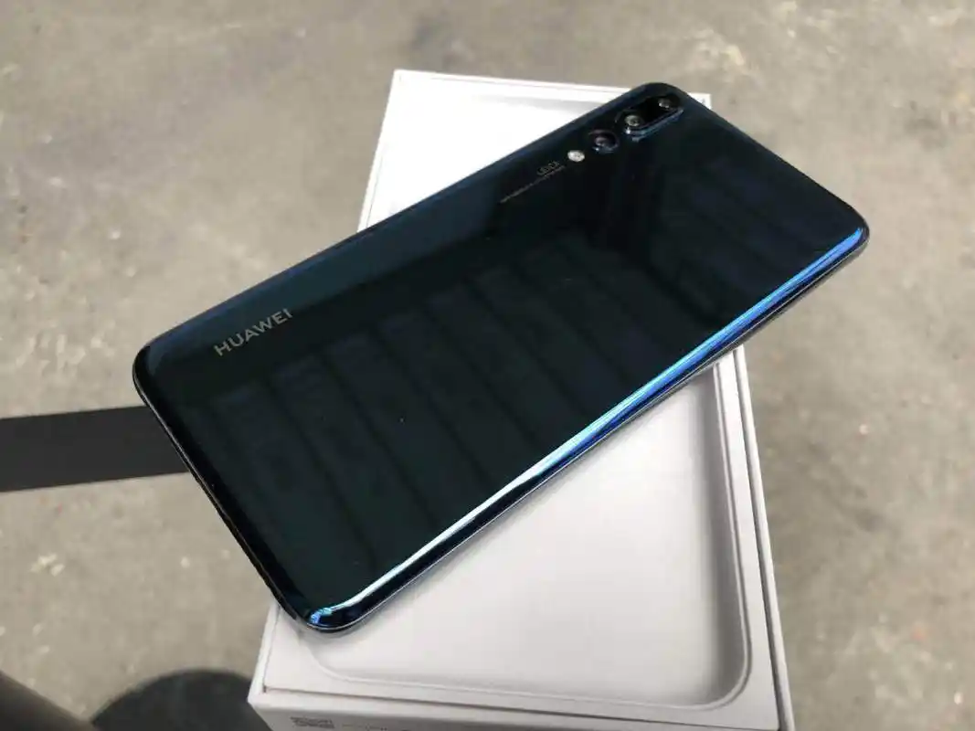 极光配色最强三摄华为p20系列全球发布欧版起售价已破5000元