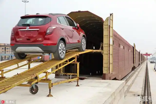 2018年7月26日,在山东济铁烟台物流园,一辆汽车驶入sq6型凹底双层运输