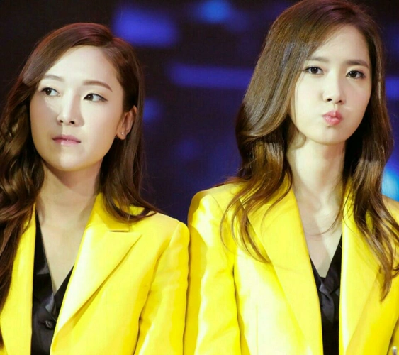 你们觉得林允儿和郑秀晶哪个好看 有个同学非说cristal好看,于是我