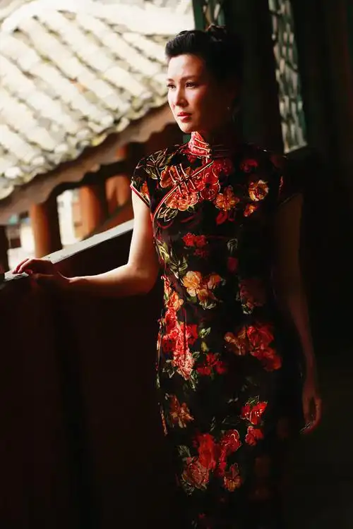 宜昌保卫战童蕾身穿旗袍展东方之美