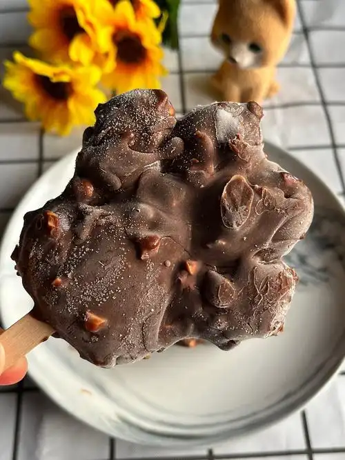 用料黑巧克力60克纯牛奶200克冰淇淋粉1袋黄油50克巧克力雪糕的做法备