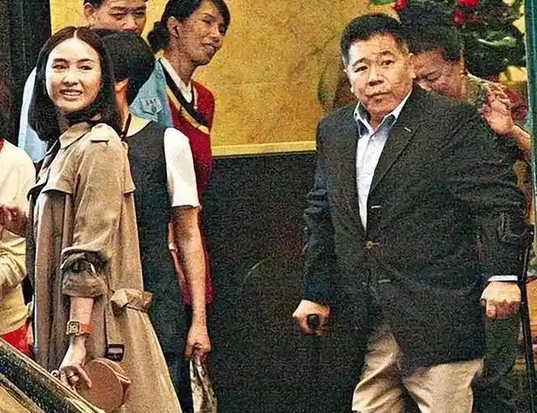 嫁给老头的5位女明星,有的老公可以当爹,有的年龄都能当爷爷了