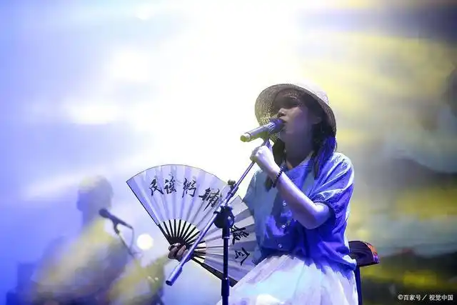 歌词"重口"的90后民谣歌手花粥,《出山》不知道怎么就火了