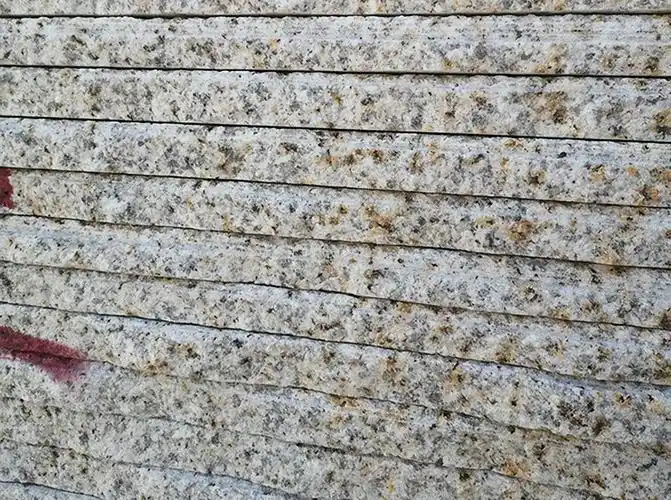 黄锈石防滑面(山东黄锈石光面石材)