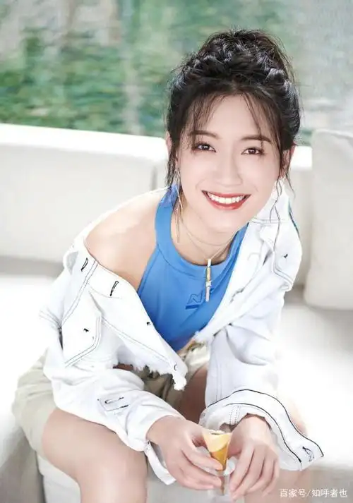 苏青美照,白色短裤搭绑带高跟凉鞋,清爽造型,尽显女人魅力