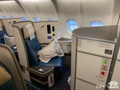 321neo: 跟国内最常见的窄体机大板凳没什么区别.