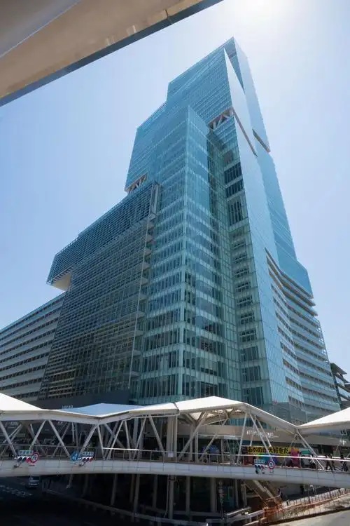 超过了1993年竣工的横滨地标塔(296米),为现阶段日本第一高楼