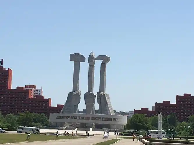 朝鲜劳动党的党徽由铁锤,镰刀和笔组成,分别代表工人,农民和知识分子.