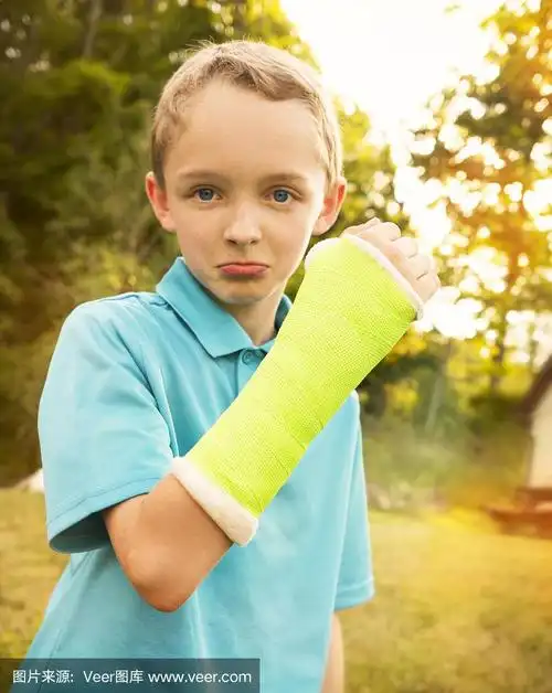 手臂骨折的小男孩