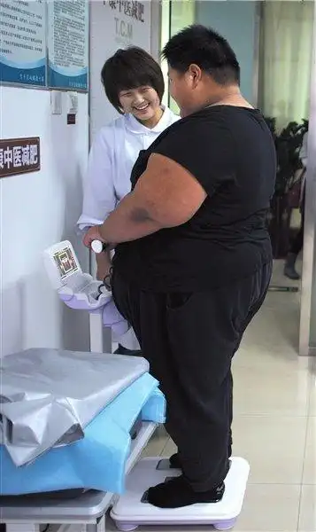 京城第一胖童入院减肥 身高1.6米体重310斤