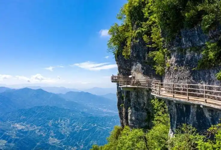 龙头山清明踏青观云海赏奇石漫步绝壁栈道打卡超长电梯