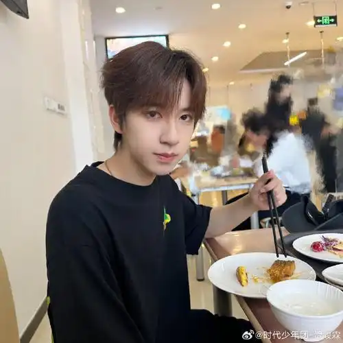 贺峻霖食堂吃饭随拍##贺峻霖女友视角食堂随拍