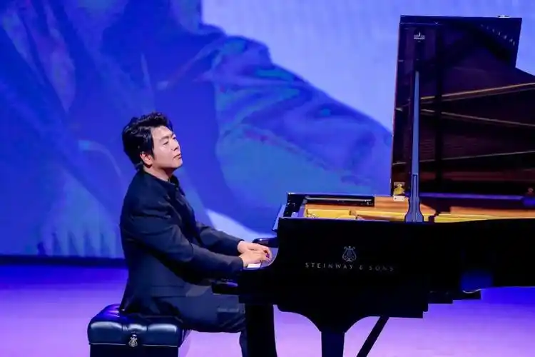 两处舞台同步演奏,钢琴大师郎朗副中心上演"隔空同台"