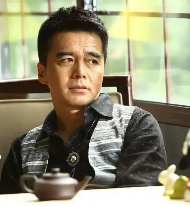 近六十岁,许亚军气场不输年轻人 - 抖音