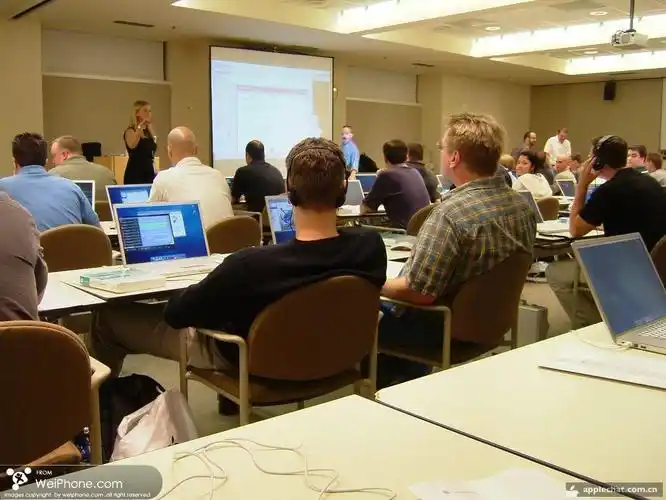 苹果总部内部办公室图片              这家伙好可怜,显示器还是crt