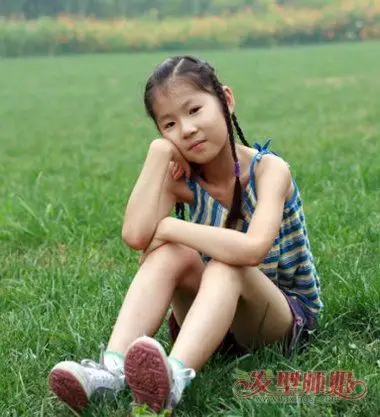 小女孩偏分层次编发发型