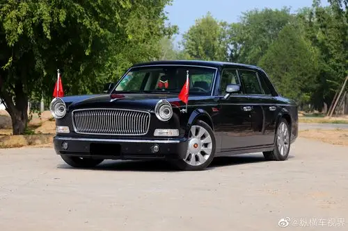 高清汽车美图:挂上国旗的红旗l5就是霸气