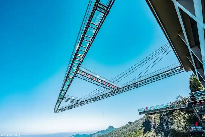 奥陶纪很火跟着a字型的廊桥自然有着密不可分的关系,整个悬廊是全玻璃