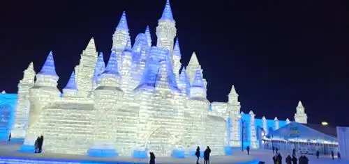 美吧?15天由300个工人修起来的冰雕城堡,有点震撼人心啊!