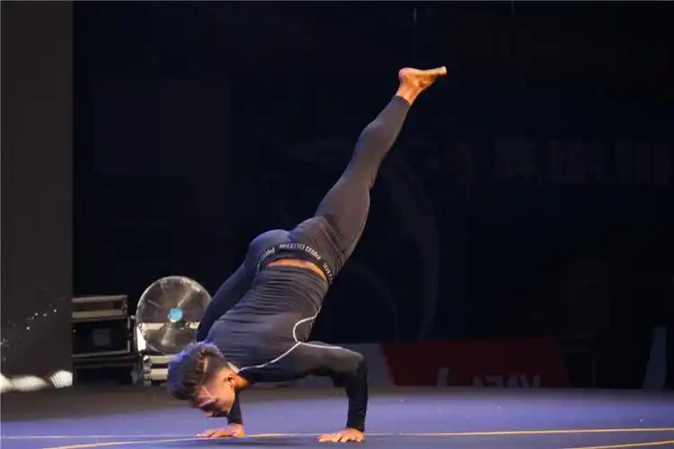 也是将竞技健美运动与大众审美逐渐拉近的开创性尝试