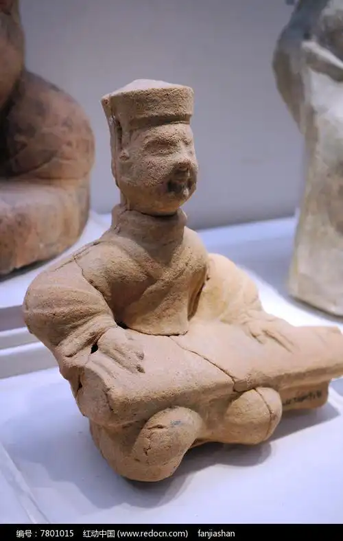 原创摄影图 艺术文化 文物古董 汉朝的泥塑抚琴俑