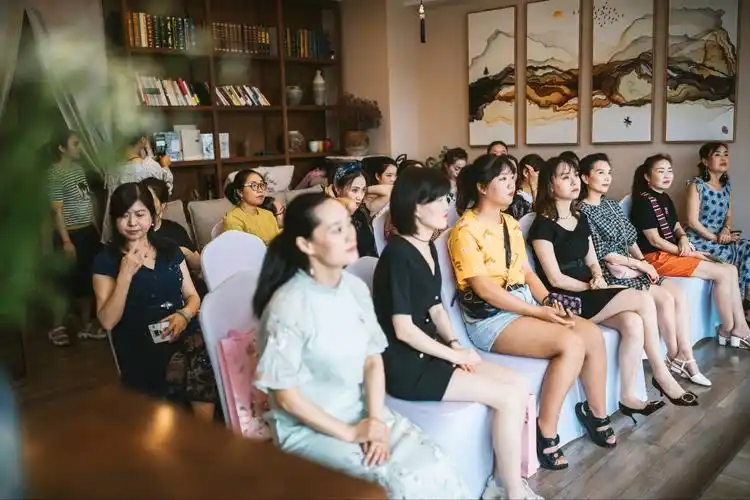 金凤凰美容美体会所丝巾搭配沙龙活动