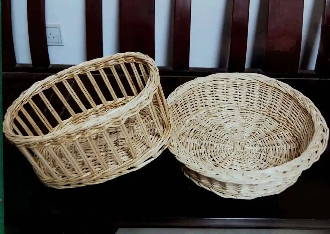 我的特色柳编工艺品我曾经设计与制作过各种造型的柳编工艺品.