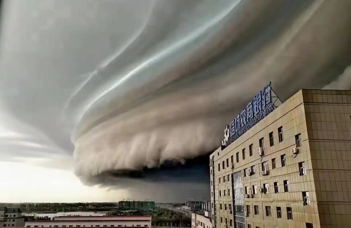 近日,新疆塔城强对流天气后,天空出行超级单体风暴云,场面壮观,宛如