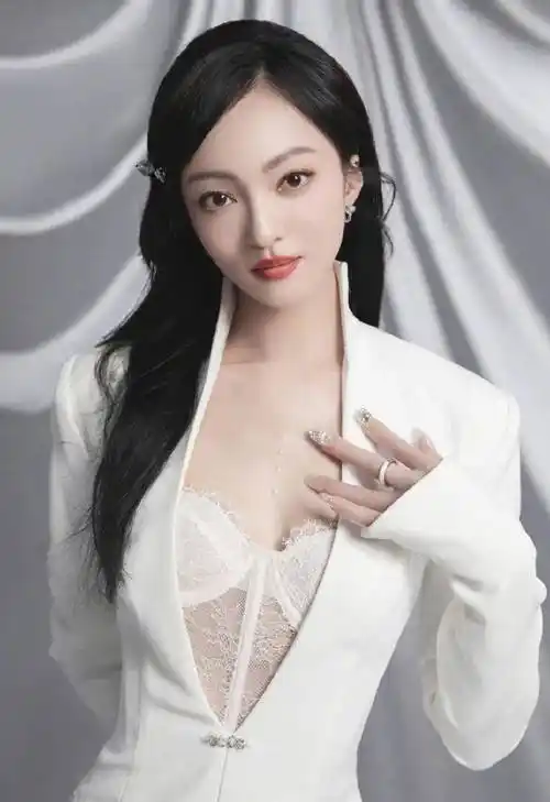 张韶涵白西装配轻纱内衣大秀事业线!雪肤玉貌性感美艳